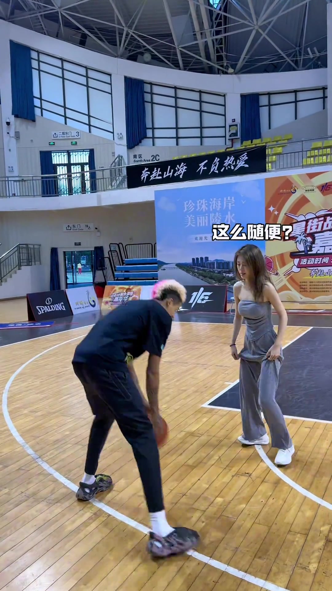 穿成这样单挑？！国内网红小姐姐穿连衣裙1v1北美篮球网红