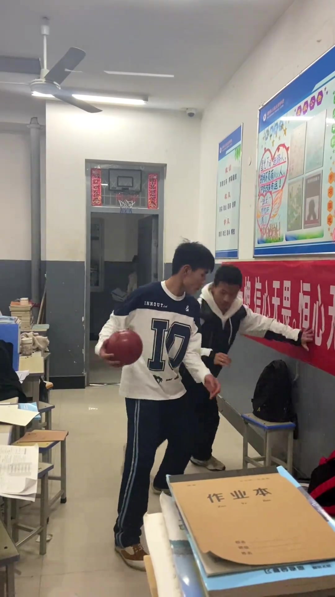 这氛围爱了！班主任不反对在教室里打球 反而叮嘱注意安全