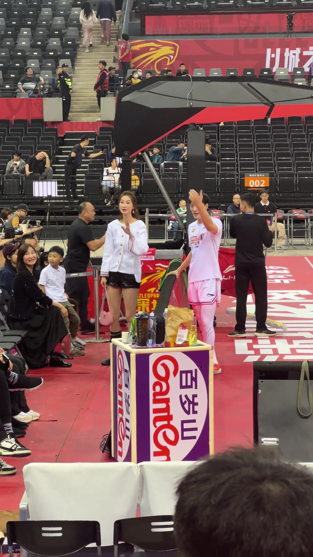 胡明轩场边与周鹏大长腿妻子聊天 猜猜说什么呢？