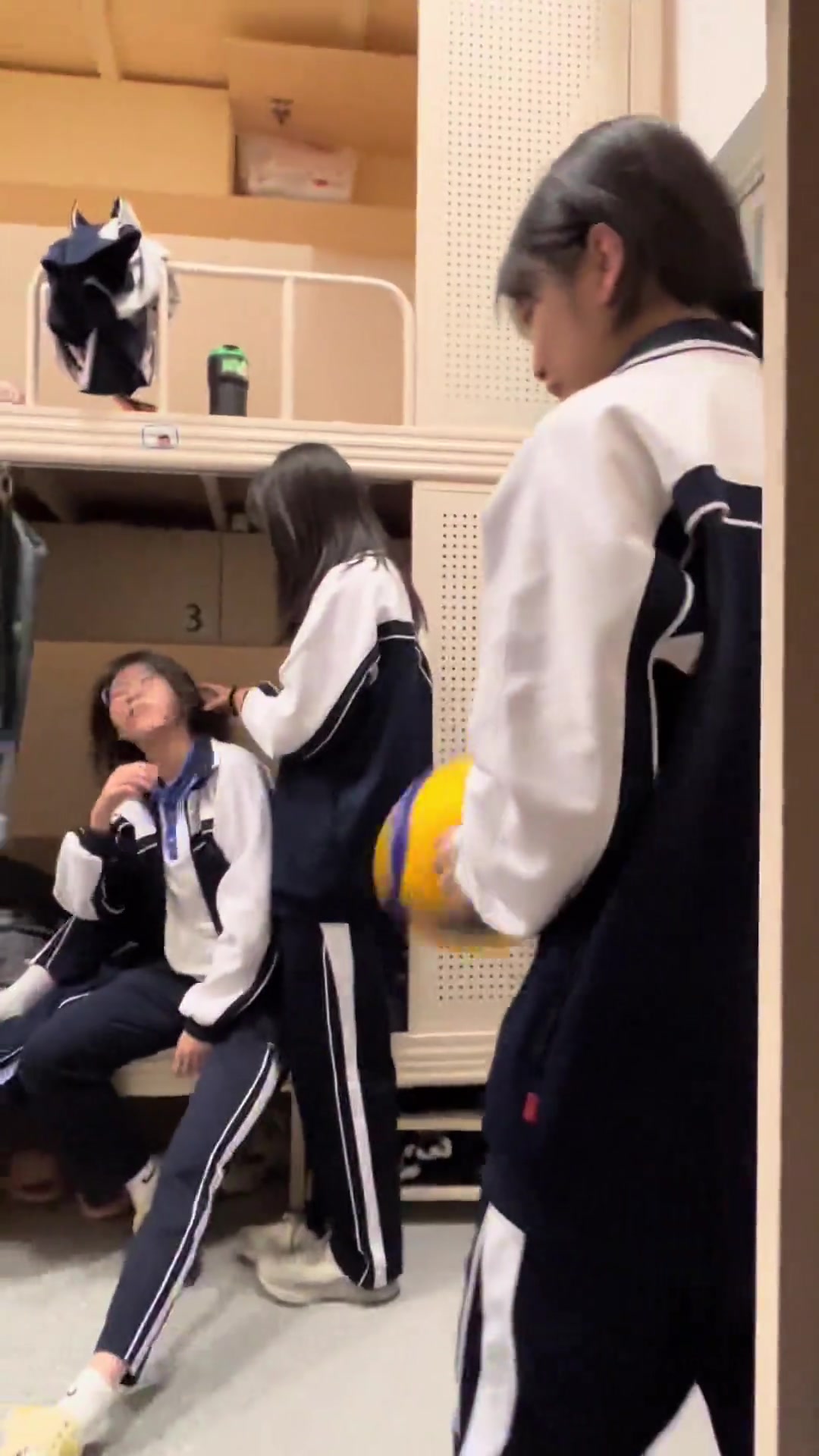 原来女生宿舍是这么打球的