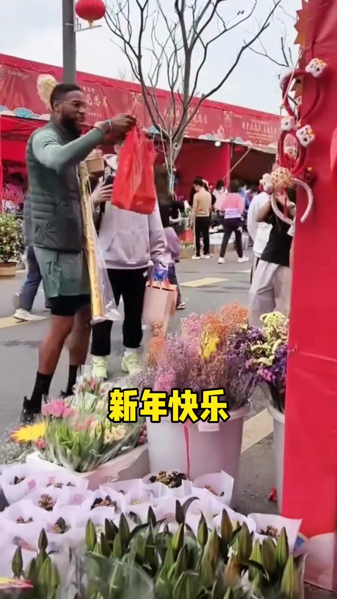 威姆斯逛花市 品尝美食 体验活动 完全融入广东习俗