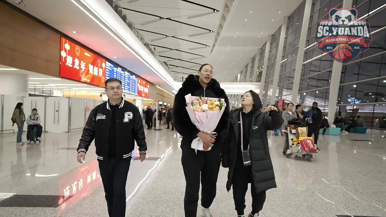 百万外援抵达！四川远达总经理机场迎接坎贝奇 块头真大！