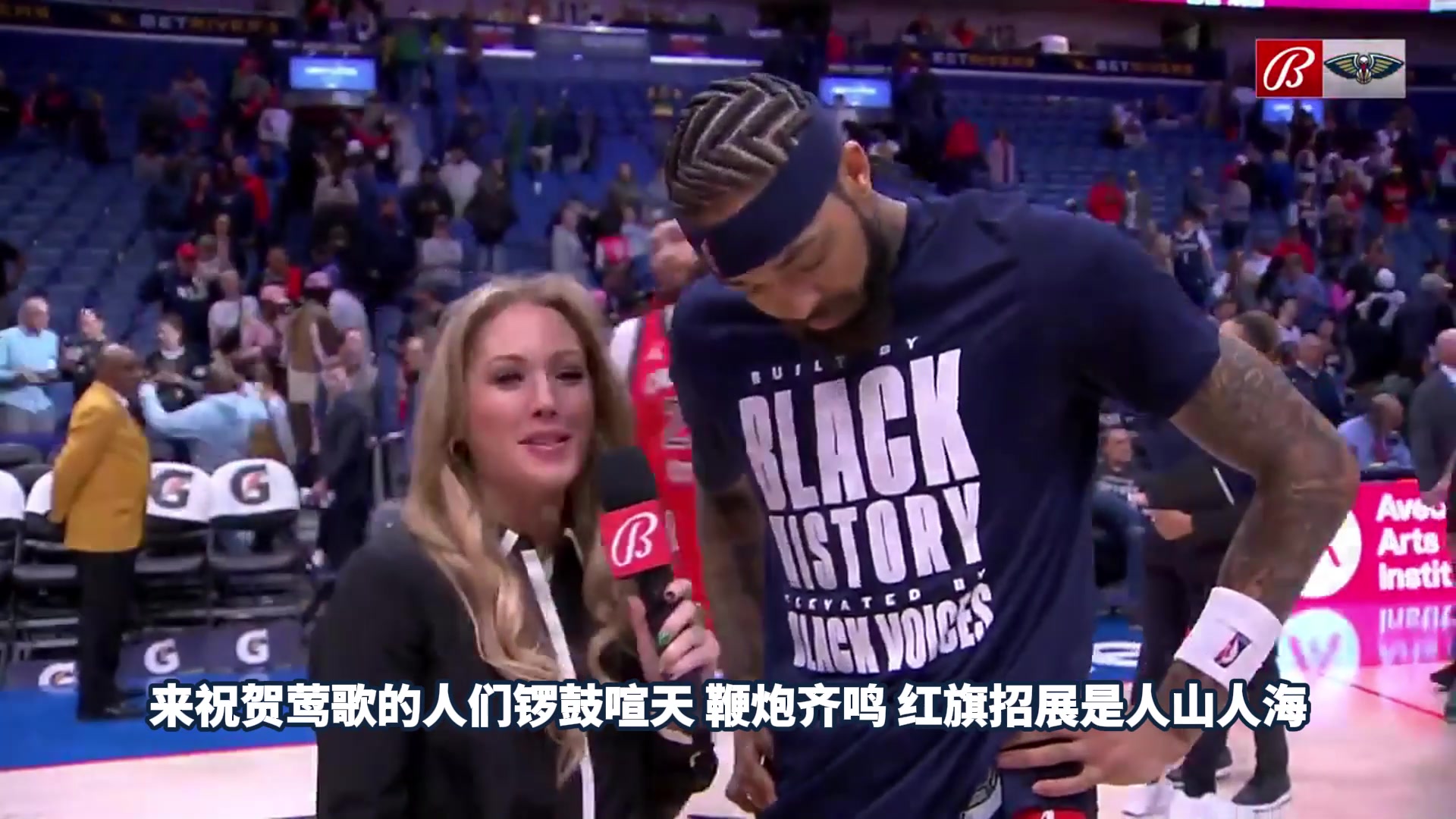 气氛组抢戏！莺歌接受采访 队友在旁边都嗨爆了