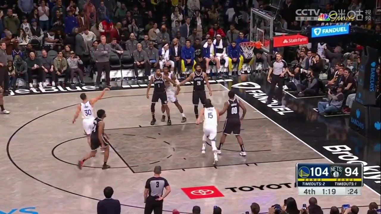 客场球迷倒戈！库里罚球 现场篮网球迷高喊：MVP！！！