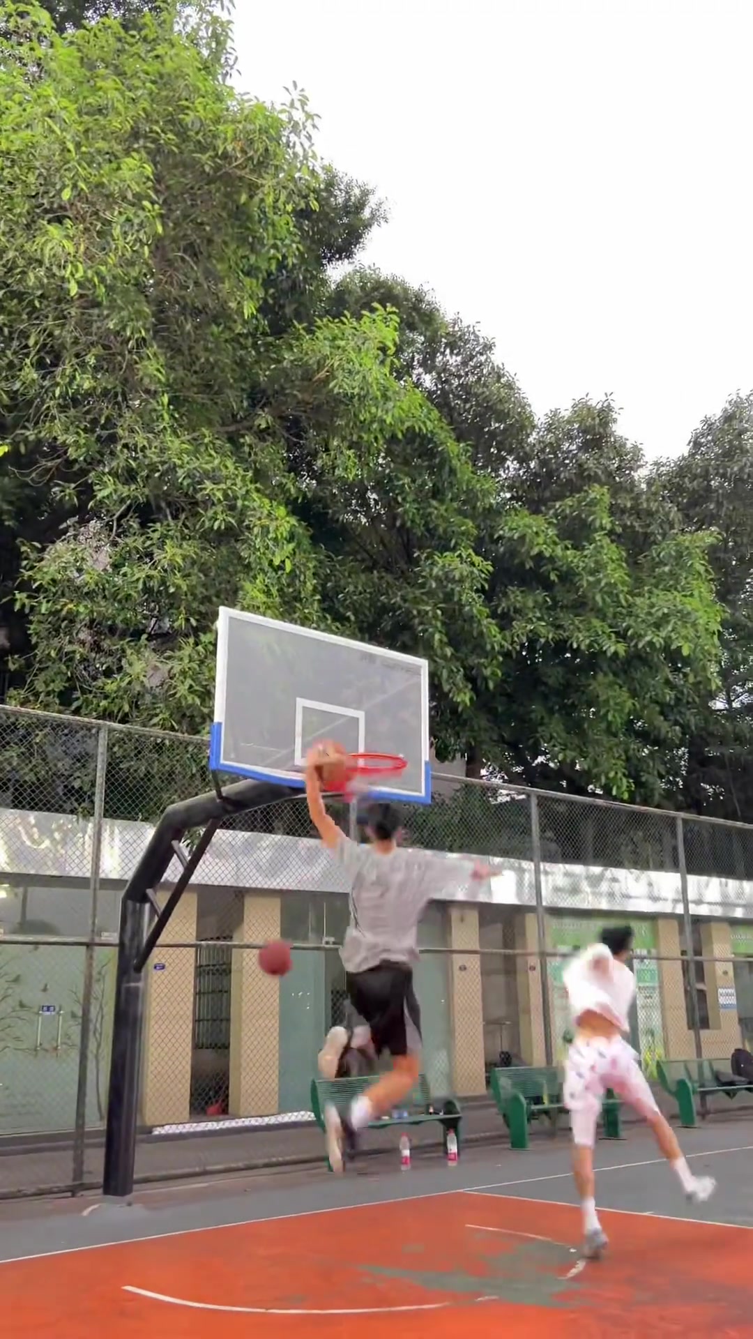 现在年轻人打球都这么热身的？
