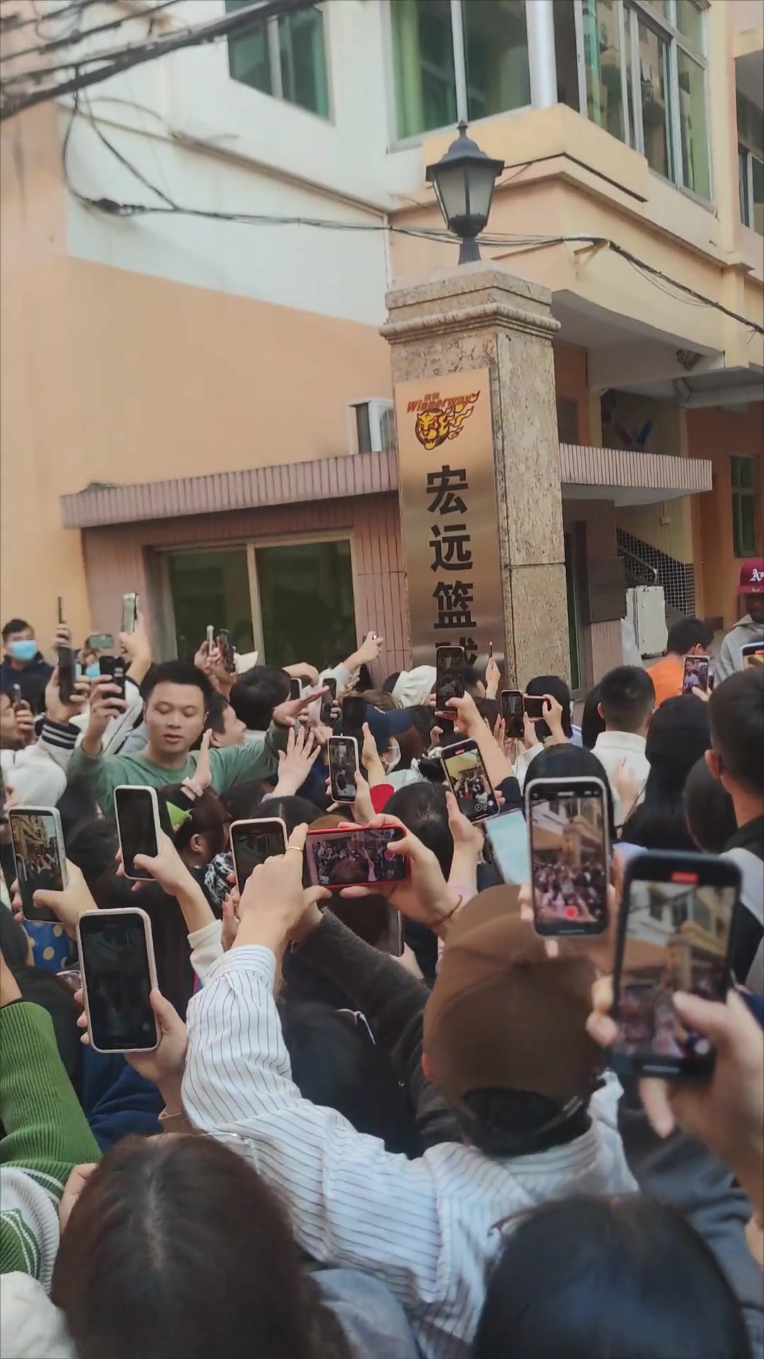 山高路远 就此别过！众多广东球迷围在广东宿舍门口送别马尚
