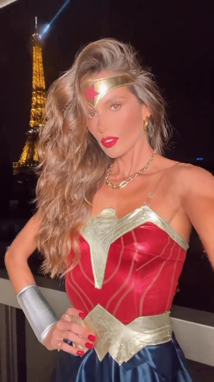 特拉普妻子神奇女侠装扮！她是巴西超模伊莎贝尔-歌勒