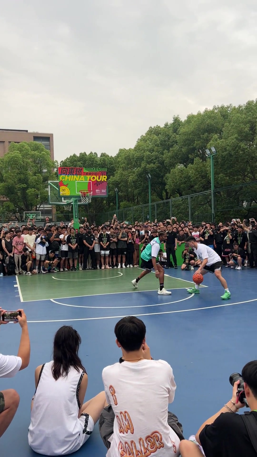 尴尬！丁威迪夏天中国行与黎伊扬单挑 惨遭后者穿裆拉回三分绝杀