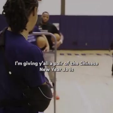 莫兰特今天训练后给队友送上惊喜！一人一件Ja 1 鞋球鞋！