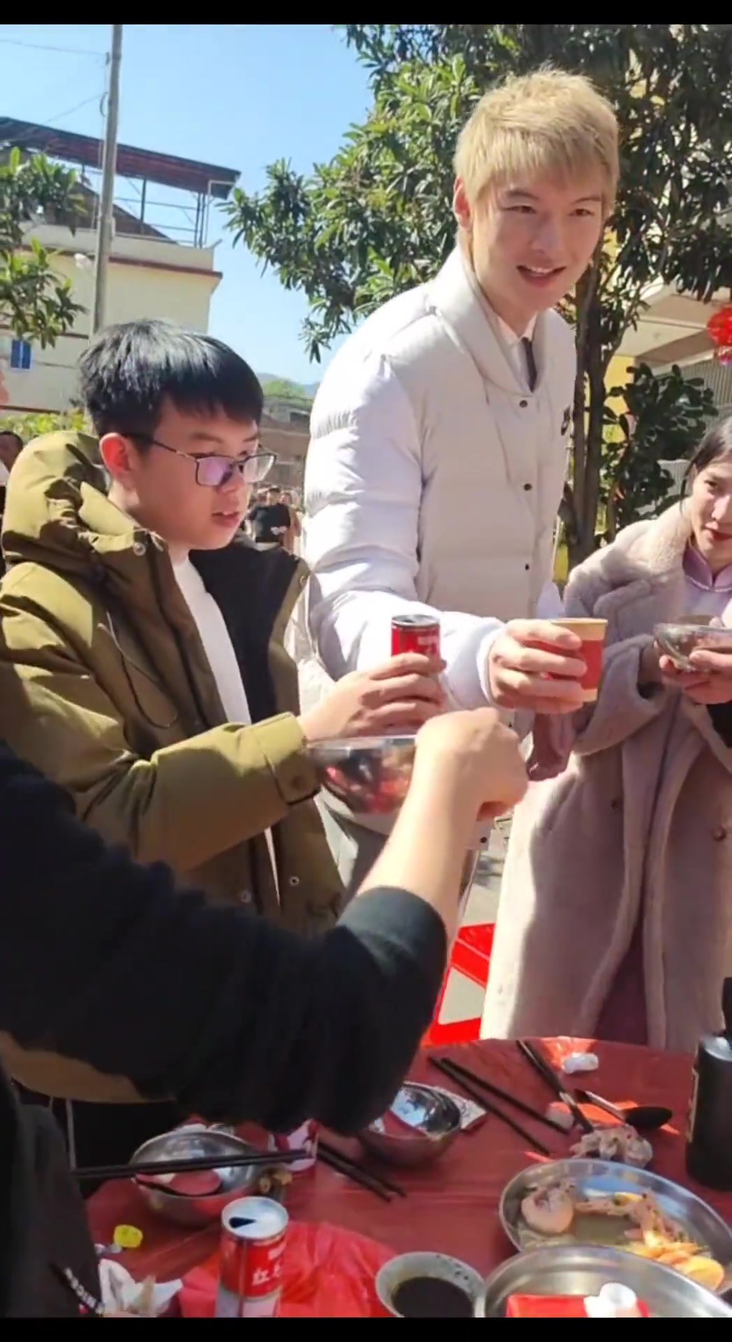 王哲林返乡过年 成亲戚热门合影景点