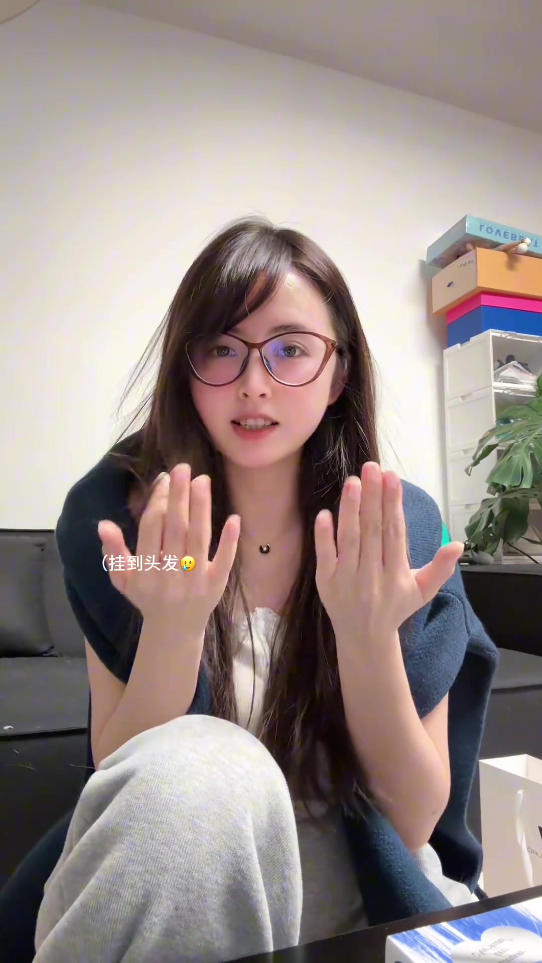 女主播小楠甜甜的手势舞，这美颜是不是开过头了！