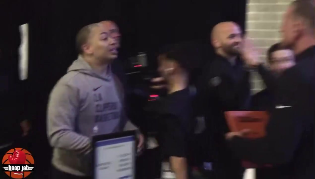 泰伦卢在球员通道怒喷裁判！詹姆斯(裁判)在哪 我要踢烂他的嘴