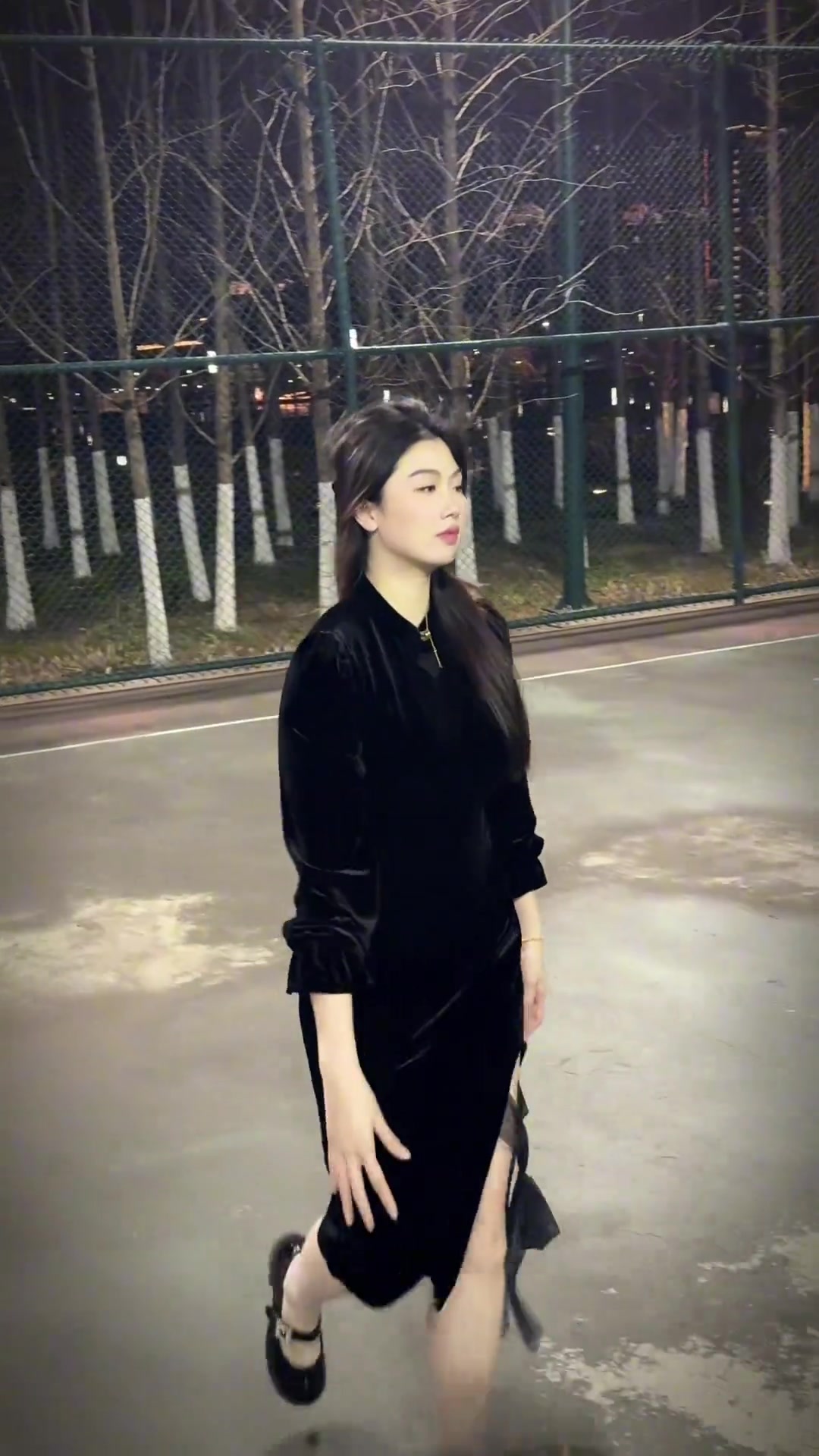 野球场肘姐晒视频：小姨的投篮你们防得住吗？