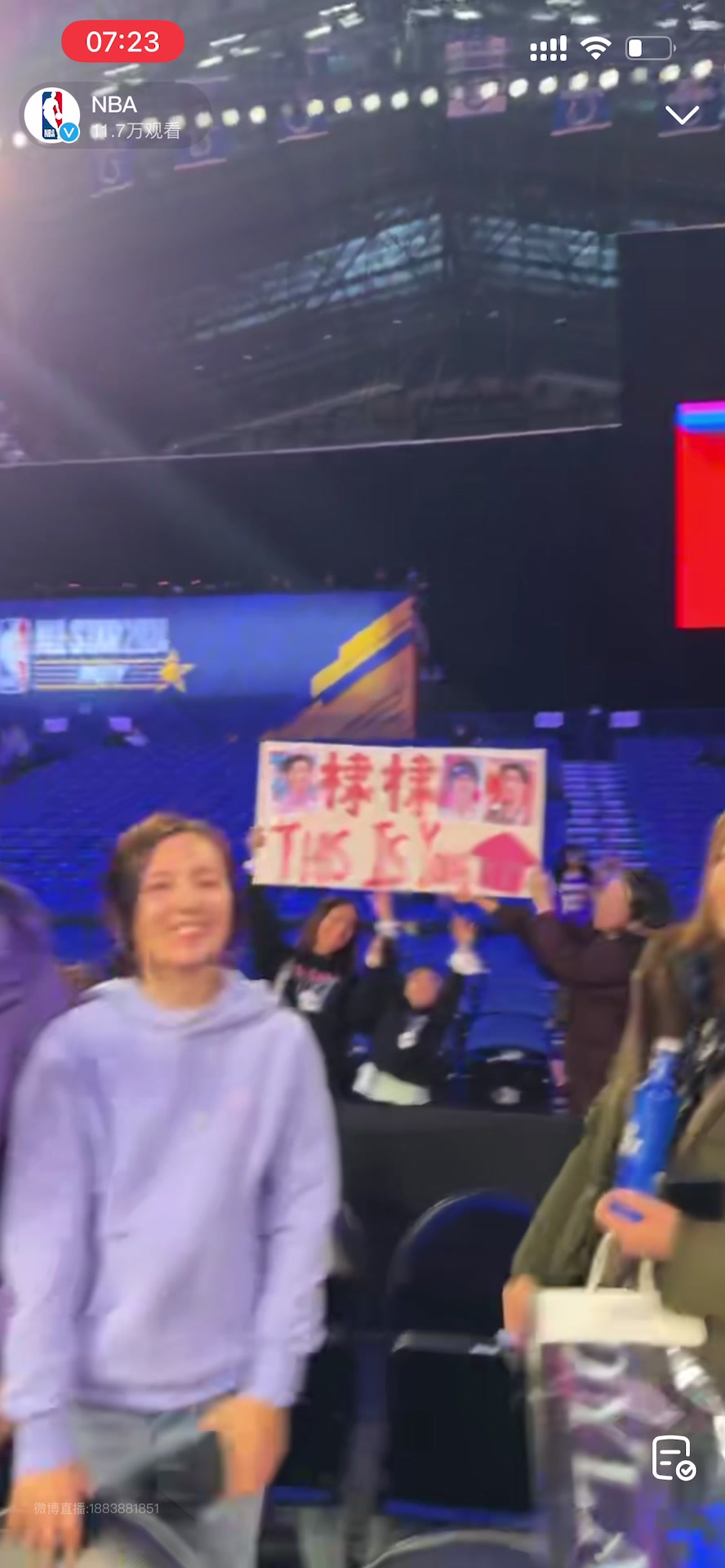 男演员王鹤棣女粉丝们到现场加油助威：这是棣棣的地盘