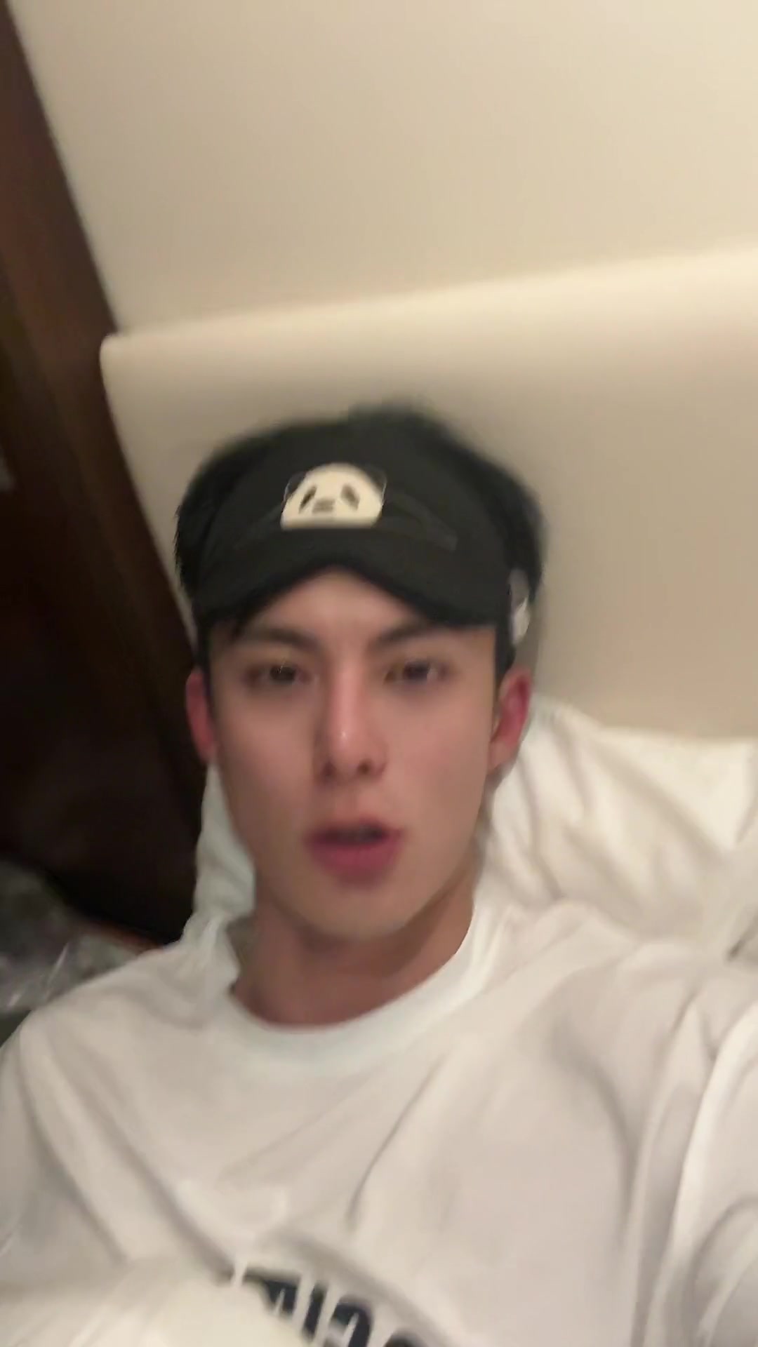王鹤棣晒晚安视频 女粉：好险啊，差点拍到旁边的我了