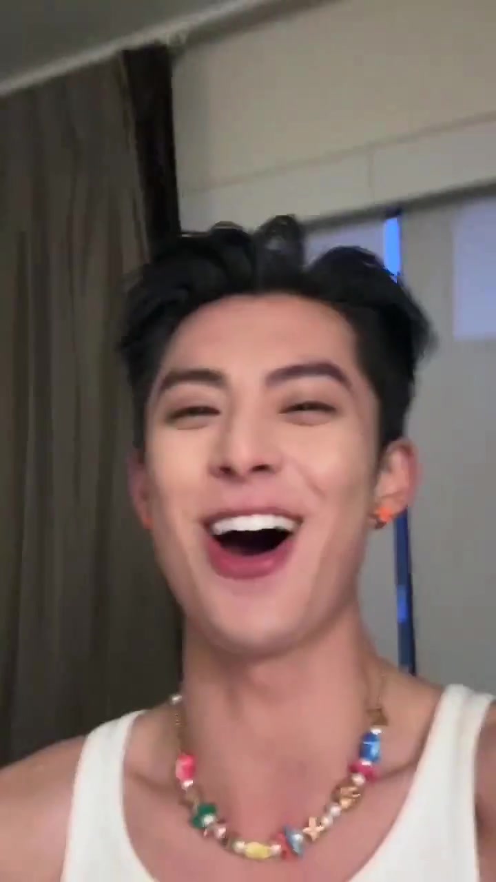 王鹤棣晒詹姆斯亲笔签名并尖叫：呜呜呜呜to Dylan Wang