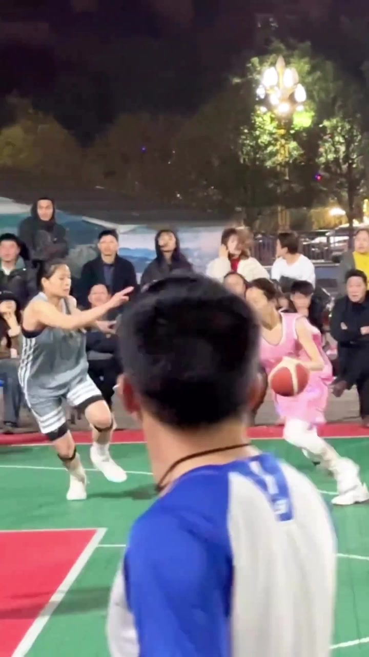 哈哈！小姑娘这真是撞到了一堵墙啊
