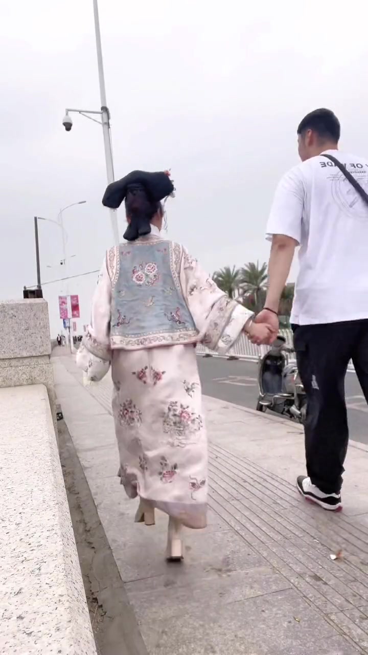 身穿古装的小女友晒和赵义明一起逛街视频：今天出门带的公公有点小气 都不给买好吃的