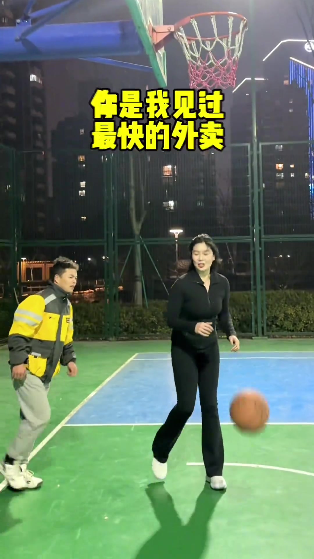 肘姐被外卖小哥一步过，开玩笑称：你是我见过最快的外卖