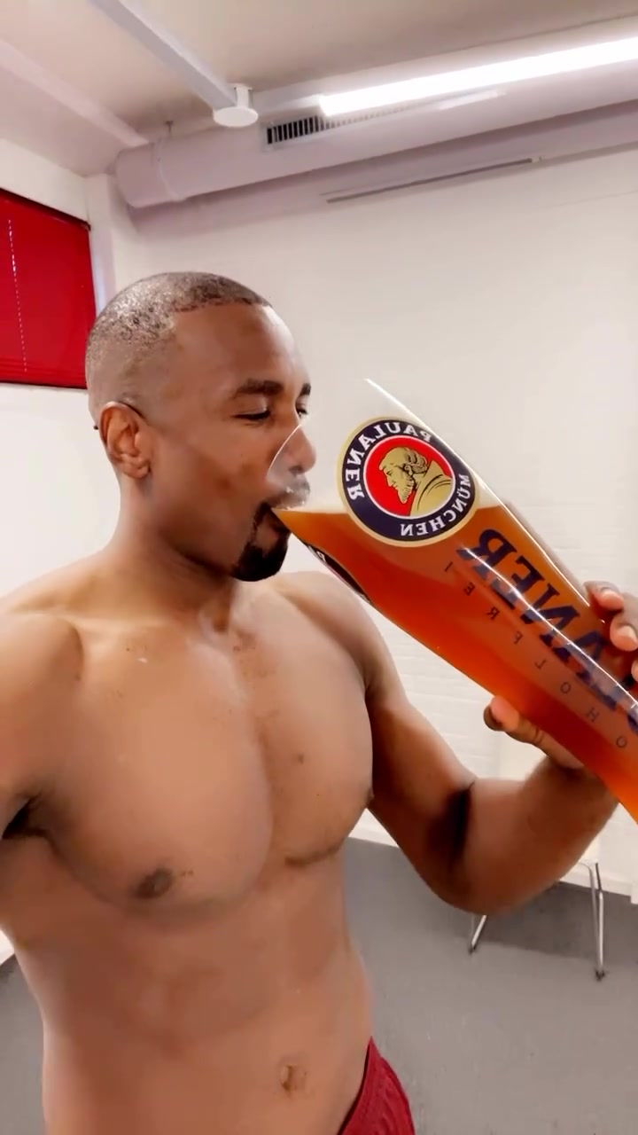 身材还保持的这么好！18卡自媒晒身材照恰啤酒