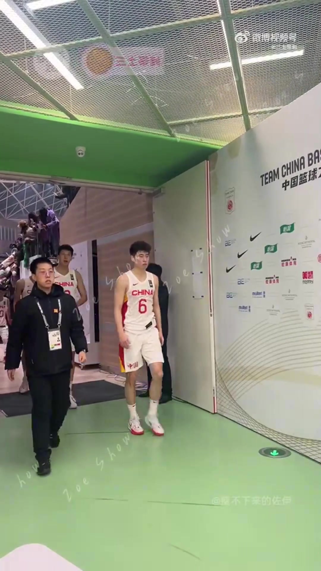 太腼腆了哈哈！杨瀚森第一次接受国家队赛后采访，记者们都着急了：站近点呀！