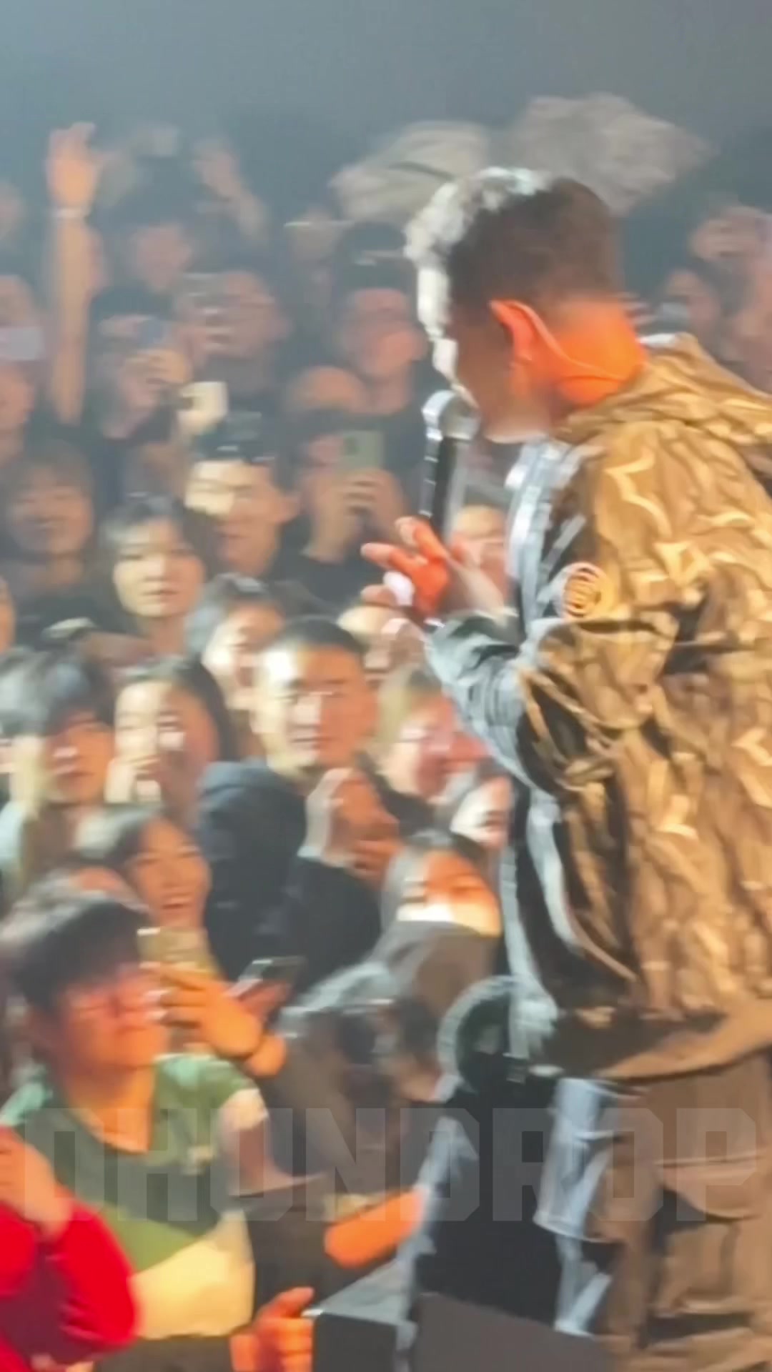 新疆男篮捧场说唱男歌手黄旭的演唱会 吴冠希被cue上唱:依旧闪耀
