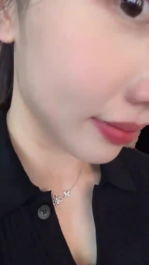 颜值高！女篮国手张茹晒怼脸自拍：元宵节快乐 给大家运镜一个