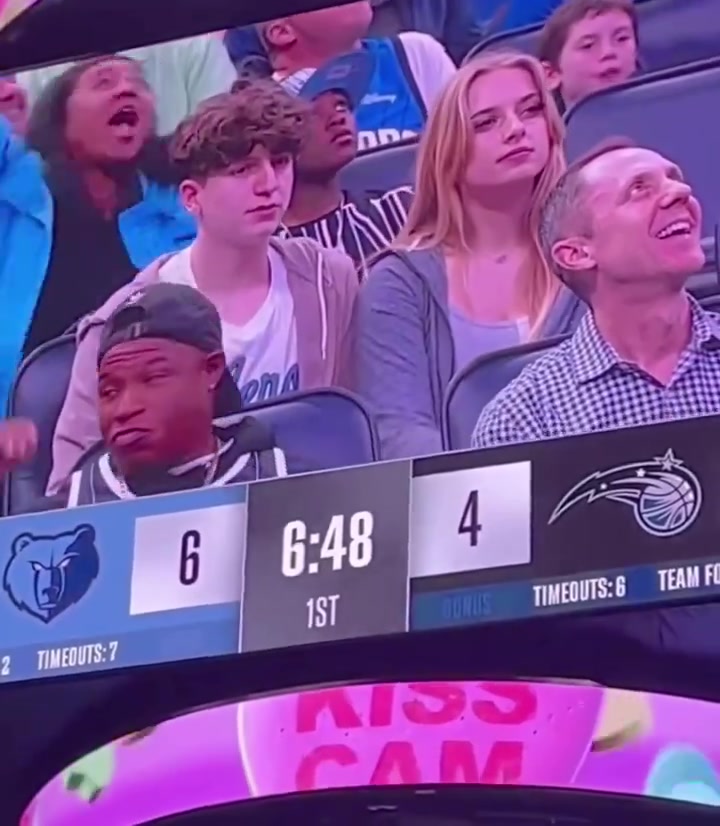 “kiss cam”给到一对男女，男生想亲吻，妹子害羞地后退
