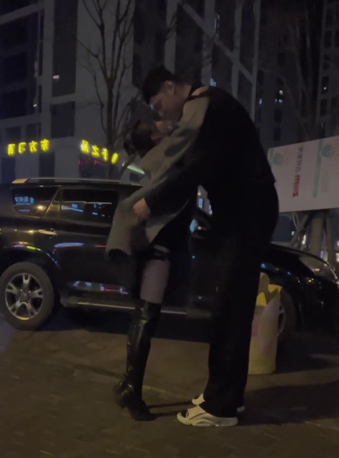 最萌身高差！赵义明女友秀恩爱 垫脚接吻甜蜜暴击