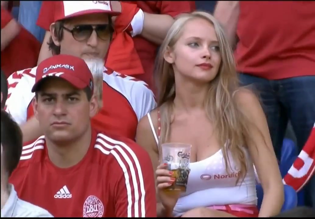 真怀念啊！2012年欧洲杯上的丹麦美女球迷