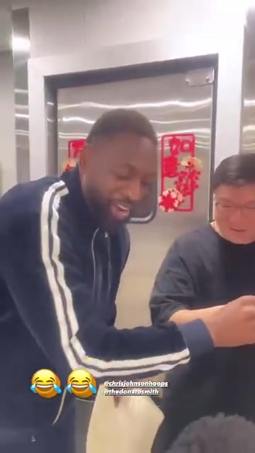 中国白酒诱惑力多大？韦德喝完一杯戴上痛苦面具，很快就叫人再斟上