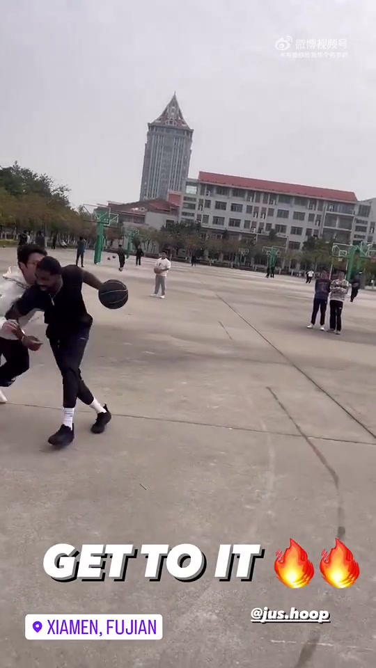 韦德带来的训练师 去和大学生们打球了