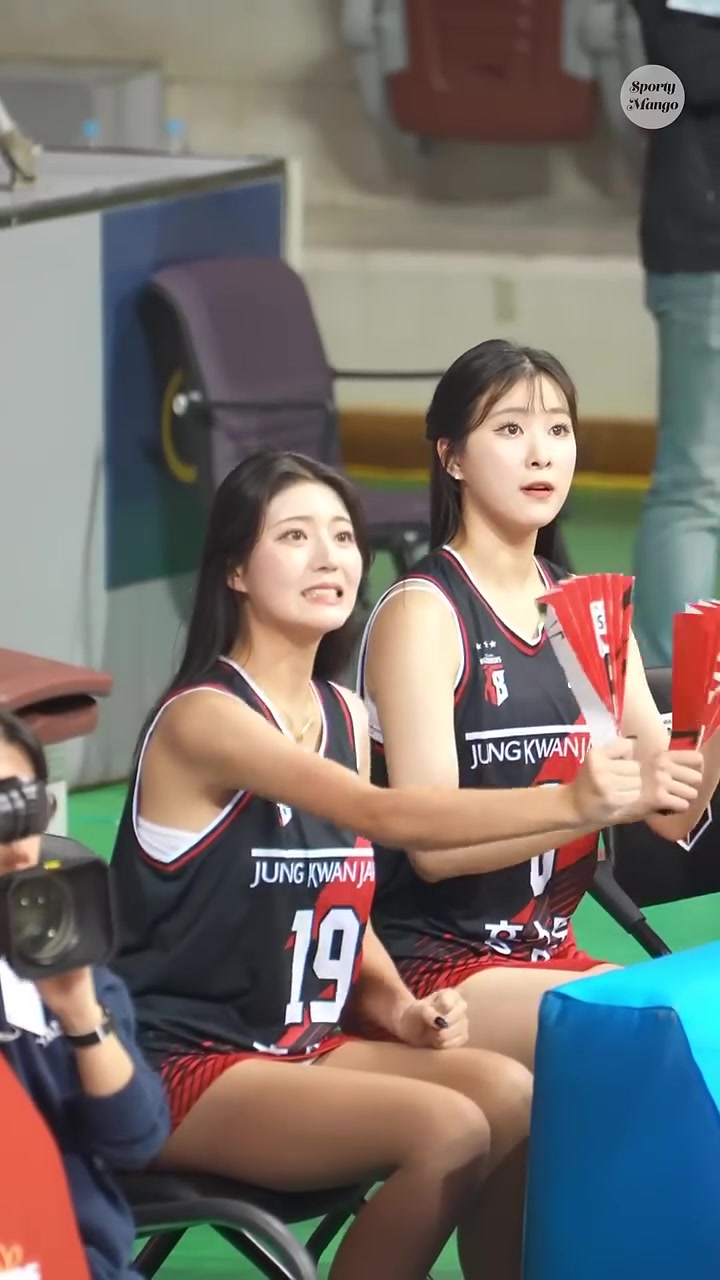 这两位韩国美女拉拉队宝贝遇到突发意外事件 还是挺敬业的！