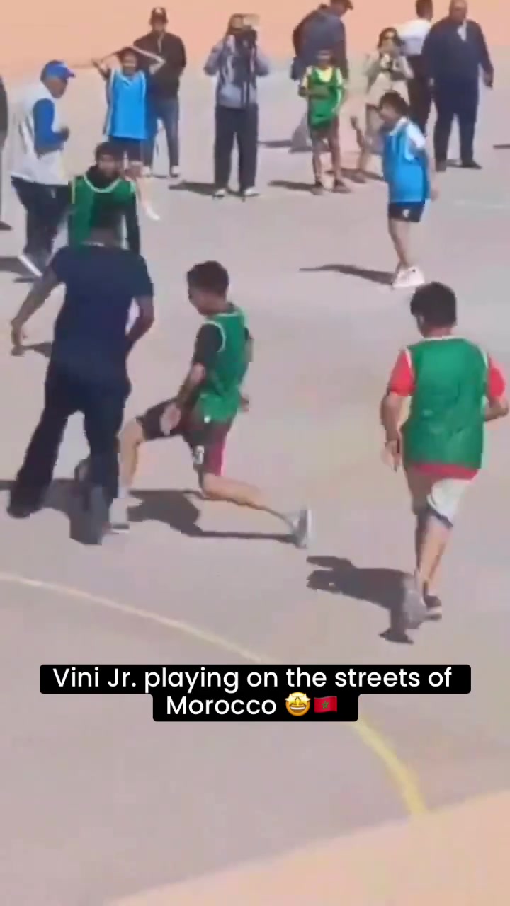 一起纯粹！威尼修斯在摩洛哥街头踢野球