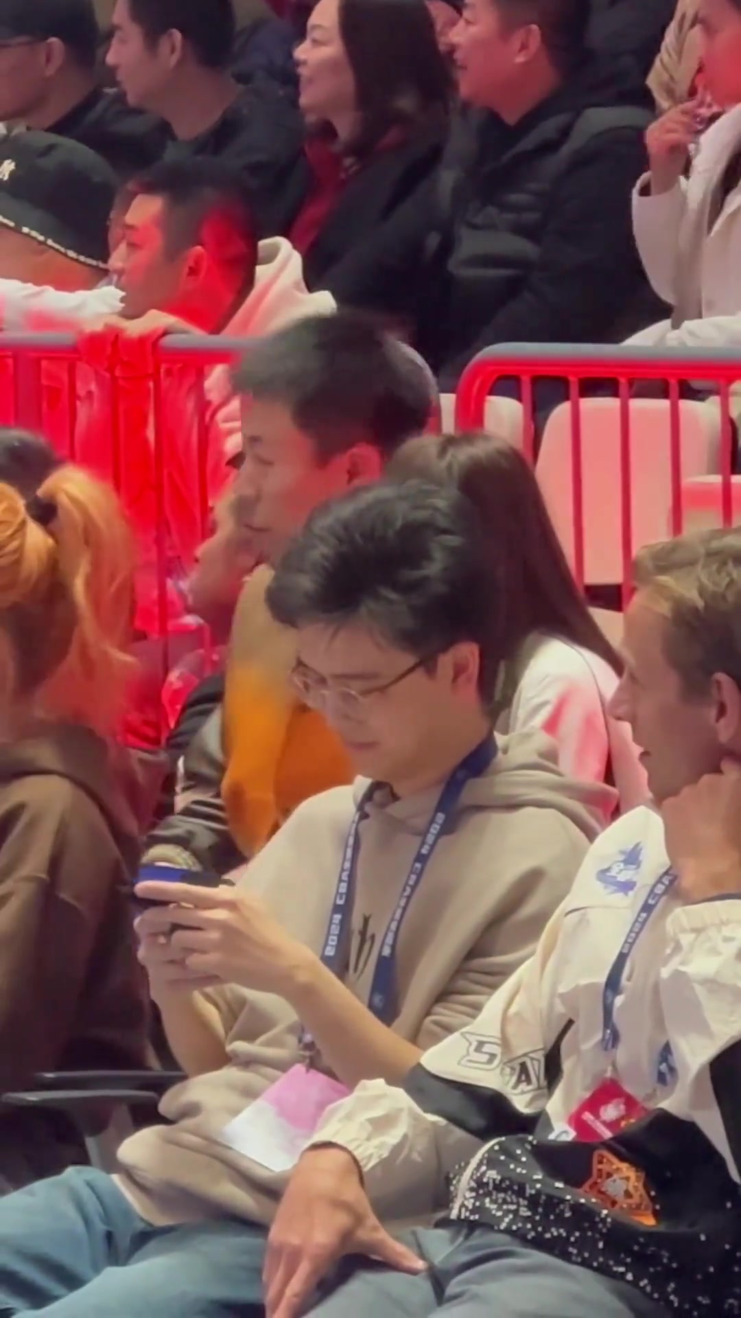 张镇麟携妻子现身全明星 夫妻形影不离相当恩爱