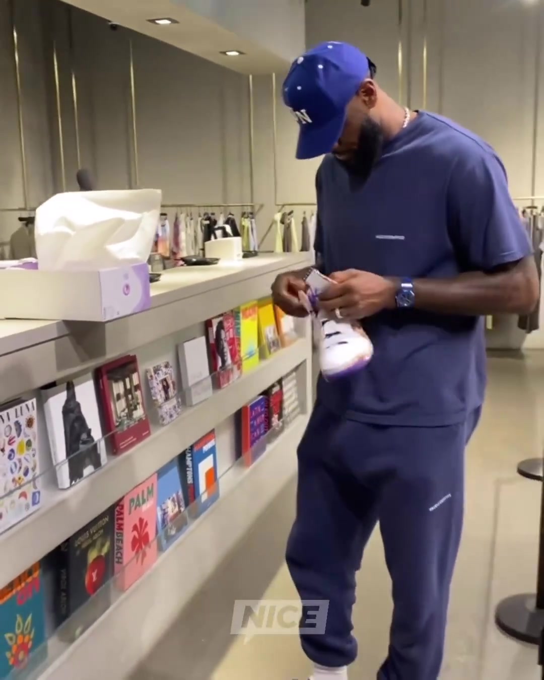 老詹来到kith店 购买一双将上市的 Nike Lebron Fruity Pebble 4s