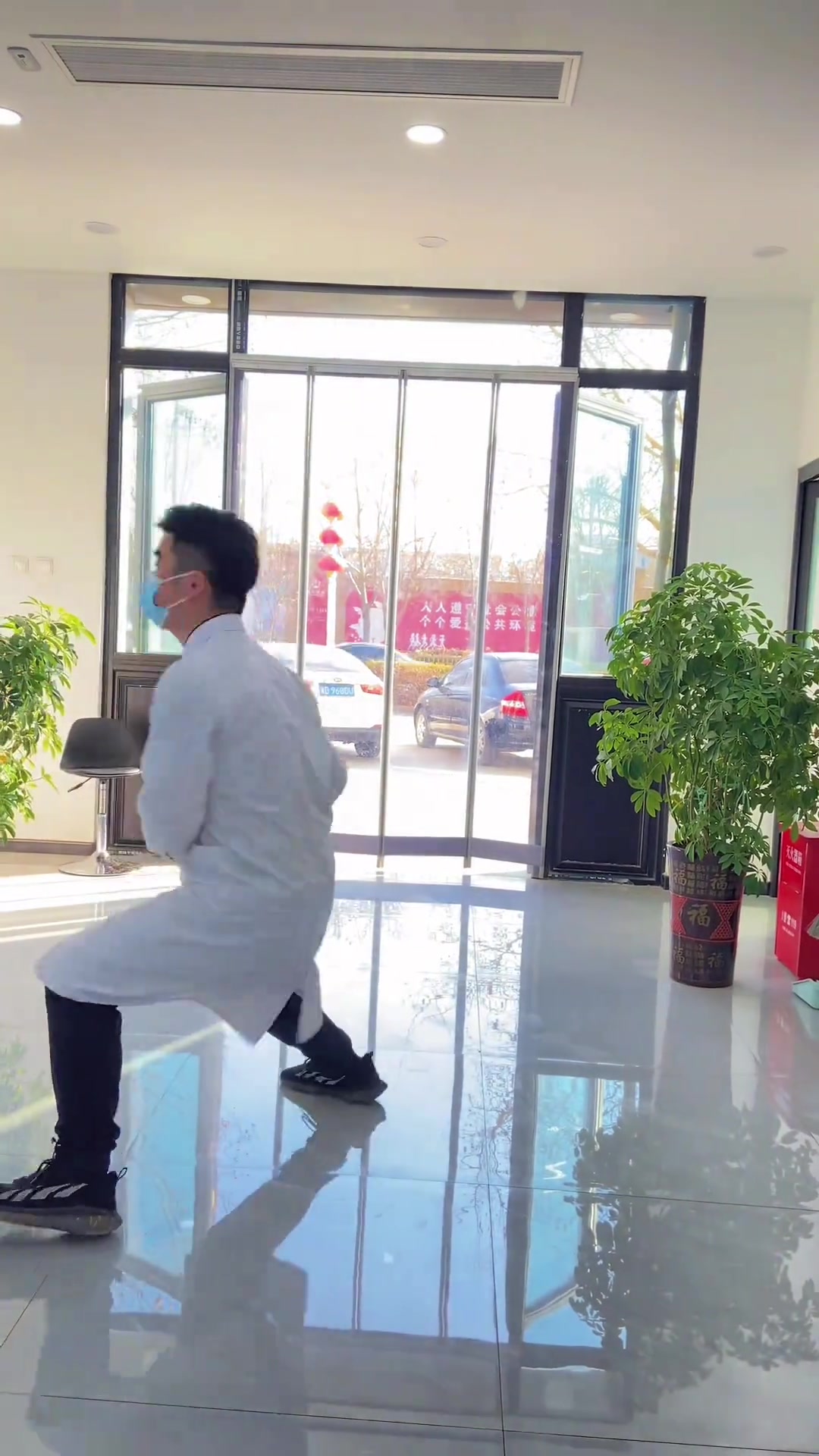 身着白大褂，依然抵挡不住那颗热爱篮球的心