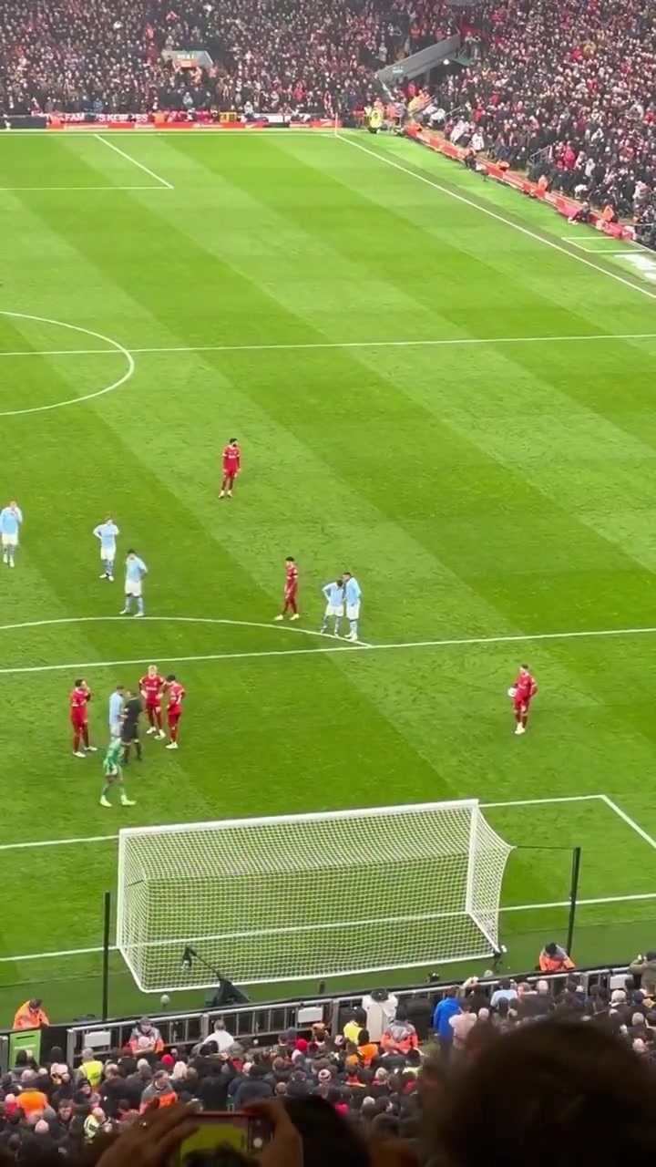 细节！罚点前，利物浦两人保护点球点，麦卡颠球找球感