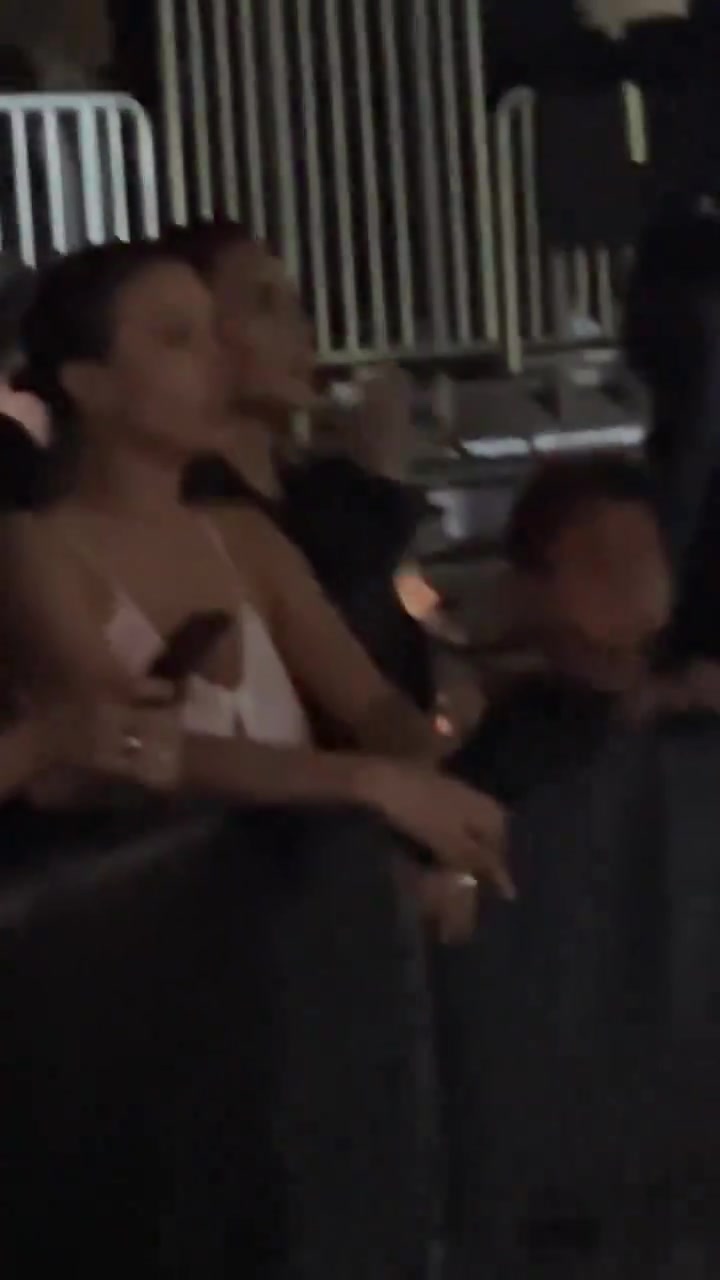 造型有所收敛！侃爷现任妻子与前妻卡戴珊一同现身侃爷新专辑试听会