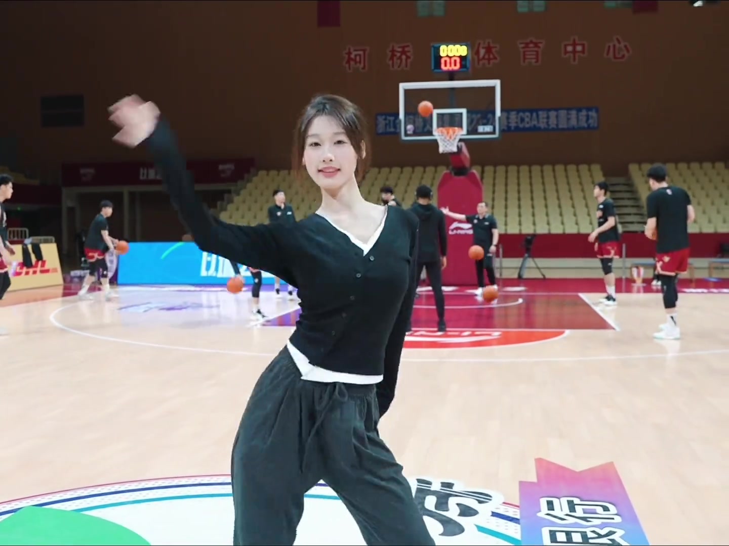 浙江球员赛前投篮热身 美女啦啦队在一旁热舞