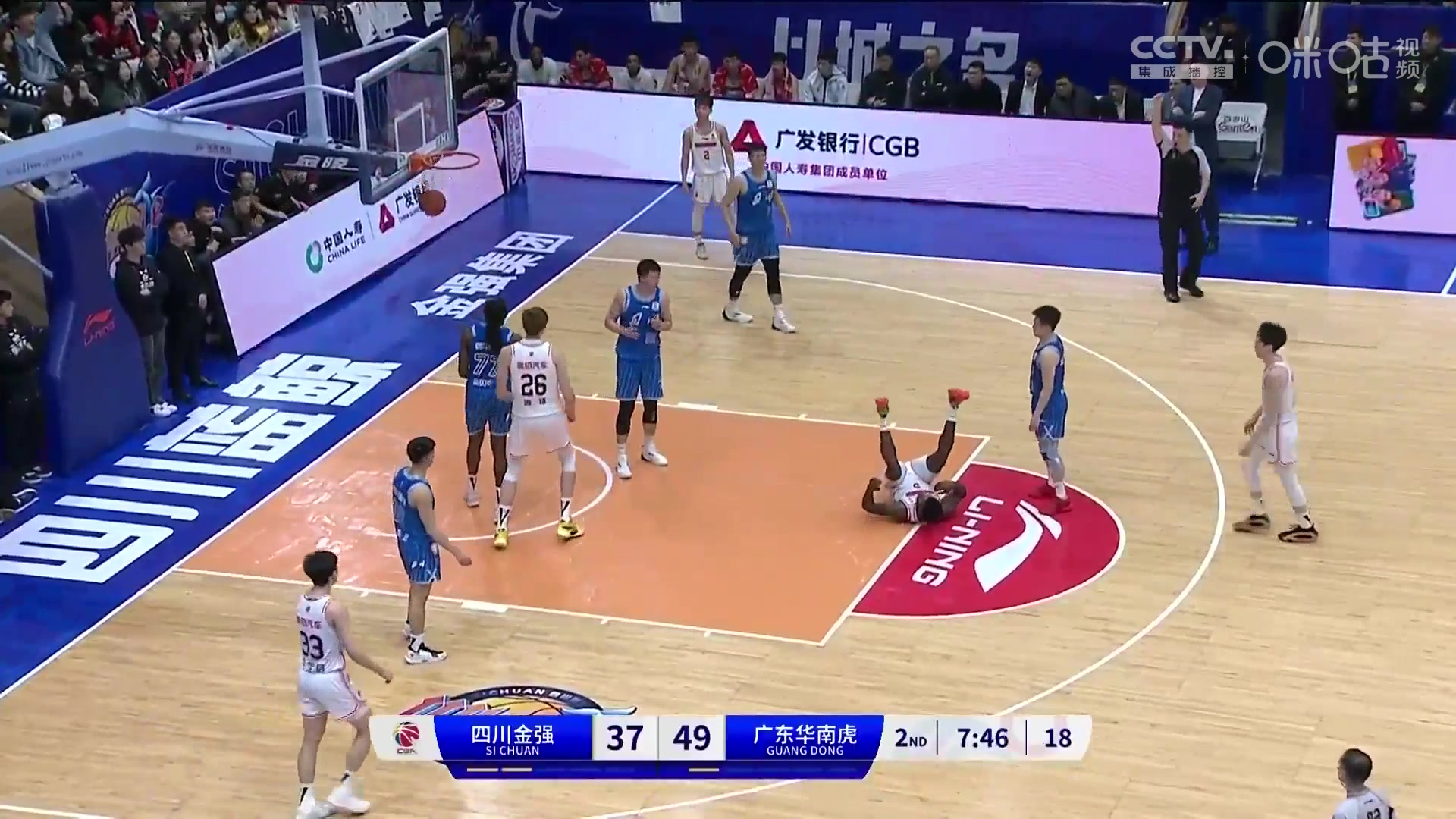与周琦成CBA最强内线？乔丹-贝尔广东首秀 身体失衡依旧打成2+1