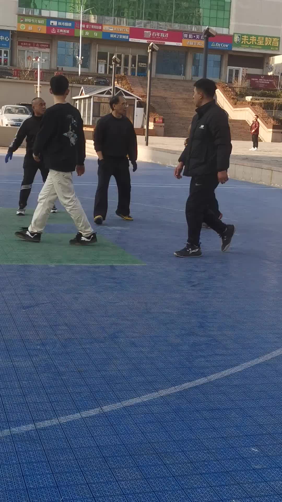 81岁大爷的脚步依然犀利，无奈手感冰冰凉频频打铁