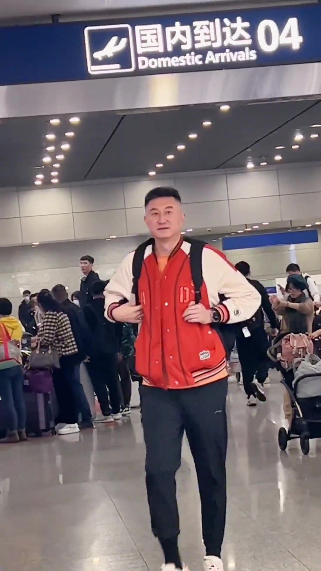 杜锋：来接小胡啊？ 女球迷：杜导，接你！