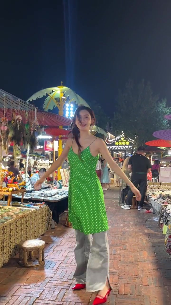 太清爽了吧！美娜一身绿色吊带长裙：恋爱就像树叶 不是绿了就是黄了~