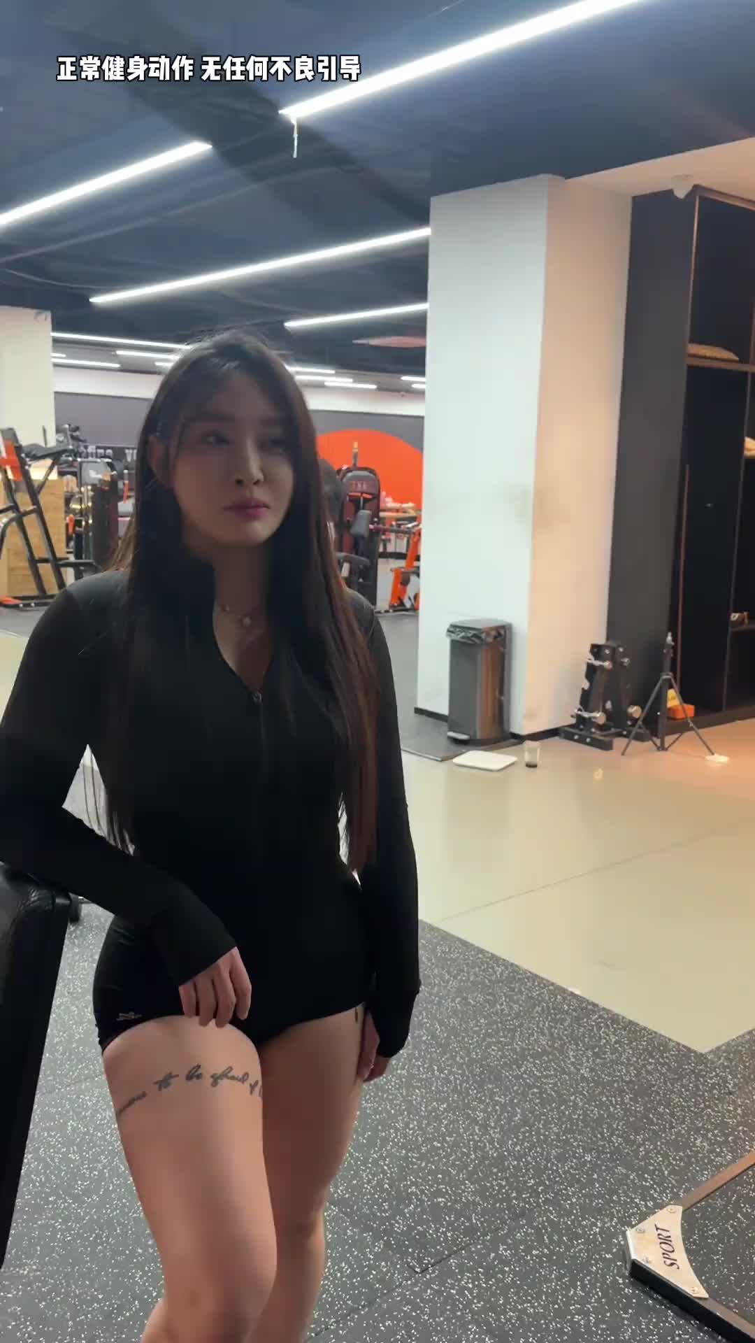 曹岩与健身美女宋昱欣比试臀桥：让你看看什么是真正的男人！