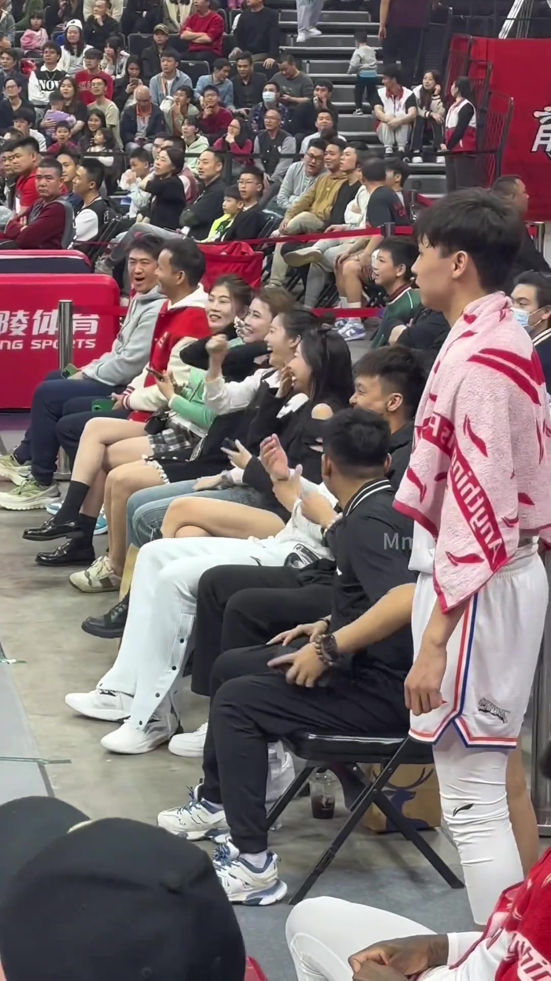 黄荣奇这是怎么了 把赵睿跟几个小姐姐逗笑得合不拢嘴