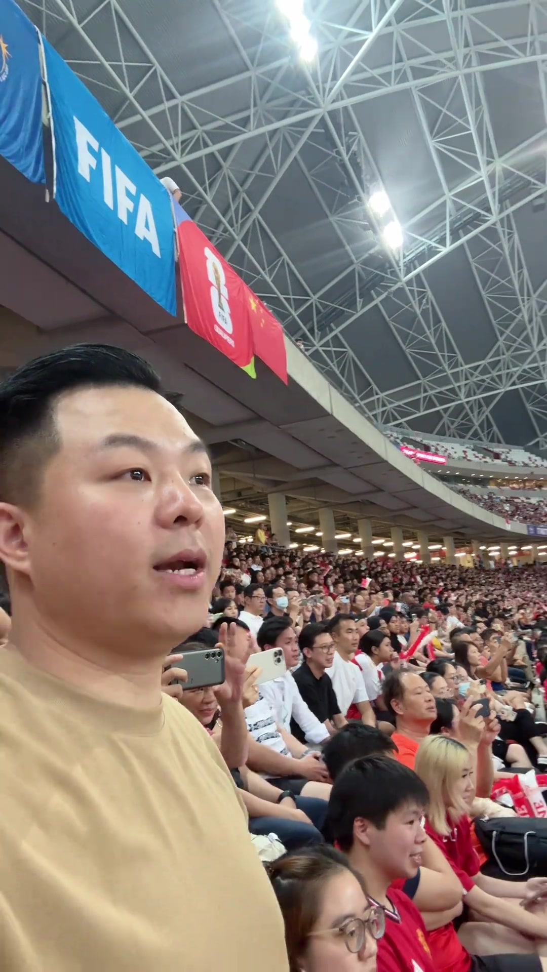 武磊射丢关键点球，博主气的直摇头，新加坡球迷沸腾了