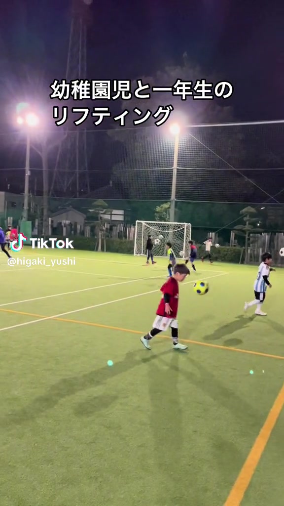 差距越拉越大，据说这是日本校园里一年级学生的足球课