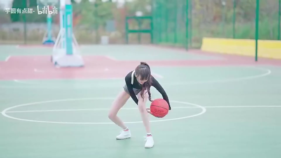 坤坤都要给你点赞！小姐姐在篮球场跳《鸡你太美》