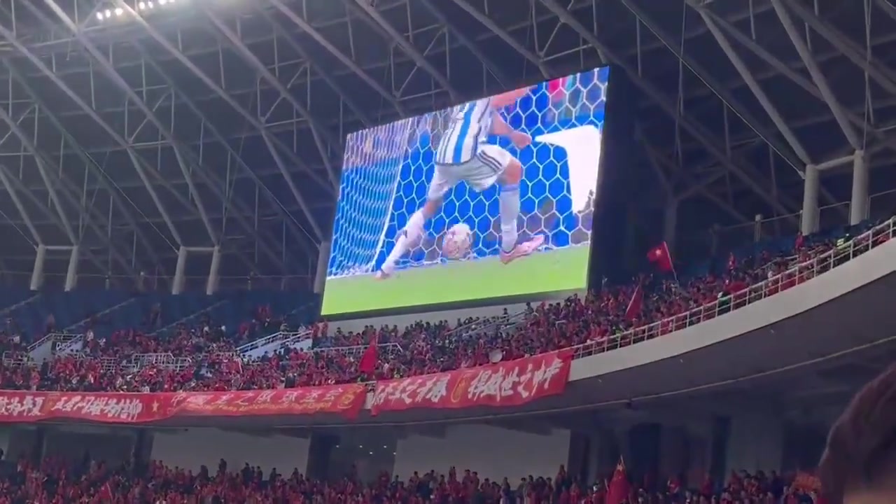 那是我们的梦想！国足主场大屏幕播放阿根廷夺世界杯集锦